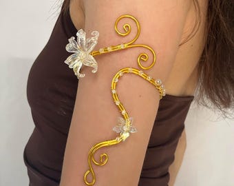Brazalete flexible de oro con flor de lirio / brazalete de oro / joyería para la parte superior del brazo / brazalete para la parte superior del brazo Filigrana dorada con diseño floral de hadas y toques de fantasía