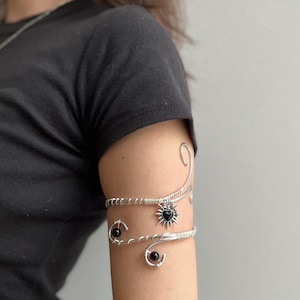 Op de afbeelding: Een set van drie keramische mokken met een gespikkelde, matte afwerking. De mokken zijn in de kleuren crème, lichtgrijs en donkergrijs. Elke mok heeft een eenvoudig, minimalistisch ontwerp, perfect voor koffie of thee. De mokken zijn ongeveer 10 cm hoog.