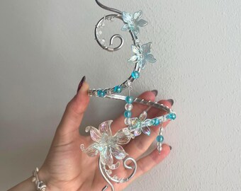 Elficki mankiet na ramię z niebieskimi liliami / Srebrna biżuteria z motywem bajkowego rdzenia / Fantazyjna biżuteria na ramię / Kwiatowy mankiet na ramię