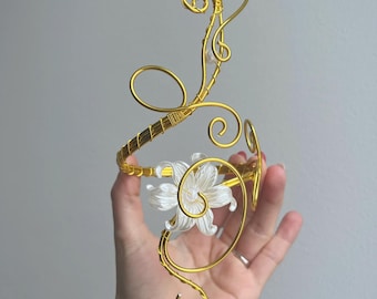 Elven upper arm cuff with lily blossom / Gold bangle / Upper arm jewelry / Arm cuff Gold Floral Fairycore Filigree Prom Whimsy