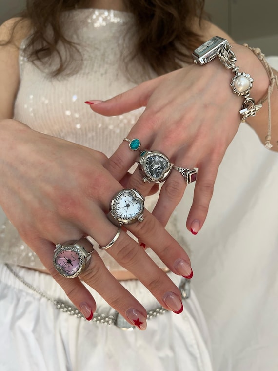 Herz Ring Uhr • Elastische Fingeruhr Quarz • Modischer Statement Ring Silber • Whimsy Y2K Style Schmuck