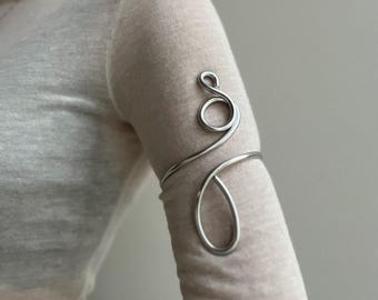 Brazalete grueso irregular para la parte superior del brazo // Brazalete de plata // Joyas para la parte superior del brazo // Brazalete de alambre