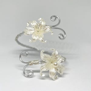 Överarmsmanschett med blommor i silver eller guld, justerbar Fairycore-armband, älvsmycken, överarmsarmband, Blomsterfestivalsmycken Y2K