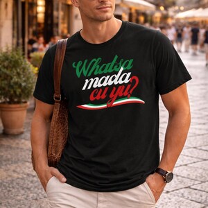 O que é isso, mada cu yu? camiseta | Gráfico de frase italiana, escrita verde vermelha