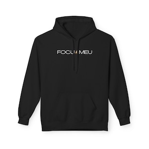 May include: Black hooded sweatshirt with a front pocket and drawstring. The white text "FOCUS MEU" is printed across the chest. The sweatshirt is made of a soft material.