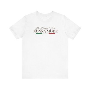 -shirt do modo de Dolce Vita Nonna do La | Camiseta com roteiro da bandeira italiana