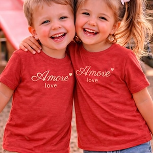 Amore amor en italiano Camiseta infantil minimalista con texto pequeño / Camiseta infantil con escritura sencilla