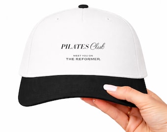 Pilates Club Athleisure Hut | REFORMER Pilates Kappe | Weißes Top, bunte Krempe und schwarze Schrift