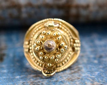 Bague en or avec pierre de lune, cabochon rond d'inspiration vintage large, cadeau bijou artisanal pour elle