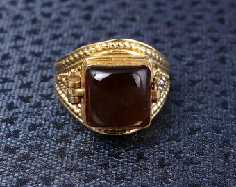 Bague empoisonnée en cornaline brune avec compartiment en or, bague secrète vintage européenne taillée dans une pyramide