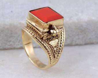 Bague empoisonnée vintage en cornaline rouge avec compartiment en or, médaillon secret européen vintage