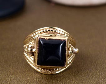 Bague en or onyx noir, bague cabochon carrée, anneau en filigrane vintage, cadeau bijou artisanal audacieux pour elle