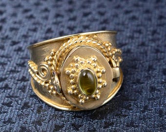 Green Onyx Gold Poison Ring, Oval Green Stone Victorian Style Secret Compartment Ring