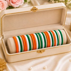 Set van 12 Indiase armbanden van zijden draad in drie kleuren, patriottische armbanden (saffraan, wit, groen)