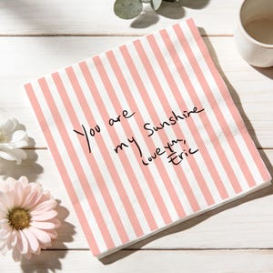 Aangepaste handgeschreven Love Note-servetten, gepersonaliseerde bruiloftcocktailservetten, servetten met tekst voor stel, gekleurde gestreepte servetten