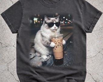 Divertente maglietta con un gatto Ragdoll che beve caffè freddo, maglietta con meme del gatto che beve caffè freddo, maglietta con foto vintage di un gatto, regalo per amanti dei gatti, maglietta per amanti del caffè