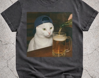 Divertente maglietta con gatto bianco che beve birra, maglietta grafica vintage con meme di gatto, regalo retrò per amanti dei gatti, maglietta unisex per amanti della birra