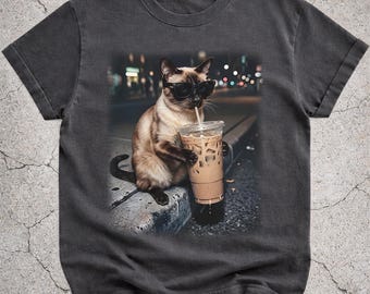 Shirt grappige Siamese kat die ijskoffie drinkt, cadeau kattenliefhebber, T-shirt dierenmeme