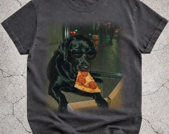Maglietta con Labrador nero che mangia la pizza, maglietta divertente con meme di cane, regalo per proprietari di Labrador, maglietta grafica per animali domestici amanti della pizza