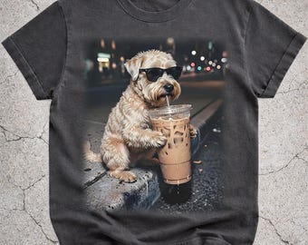 Divertente maglietta con un Wheaten Terrier che beve caffè freddo, regalo per amanti dei cani, maglietta con meme del cane e del caffè