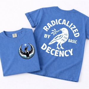 Puede incluir: Dos camisetas azules. Una presenta un gráfico de un pájaro con un diseño de estrella y media luna. La otra muestra el texto "RADICALIZED BY BASIC DECENCY" con un pájaro sosteniendo una ramita.