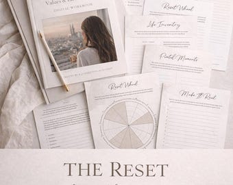 Może przedstawiać: Cyfrowy zeszyt ćwiczeń zatytułowany "The Reset Values & Life Inventory" ze zdjęciem osoby wyglądającej przez okno. Towarzyszące strony to "Value Clarity", "Reset Wheel" i "Pivotal Moments". Obecny jest również ołówek i świeca.