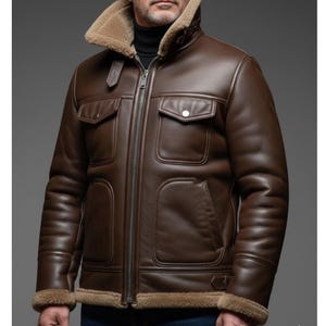Puede incluir: Chaqueta de cuero marrón con cuello y forro de borrego. La chaqueta presenta múltiples bolsillos, cremallera frontal y ribete de borrego en los puños y el dobladillo. Tiene un estilo aviador clásico.