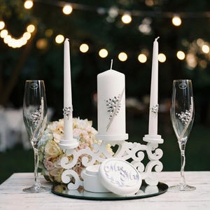 Bröllopsglas och ljusset, eleganta champagneglas - unikt bröllopsminne och gåvor, personliga champagneglas, bröllopspresent