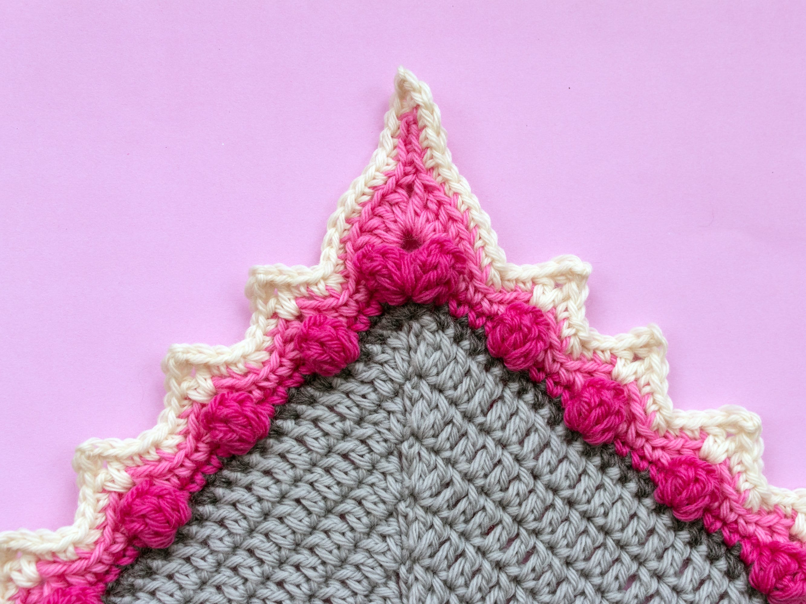 39 Crochet Borders with Lace, Scallops, Frames, and Table Runners 34 Popcorn Point Crochet Border