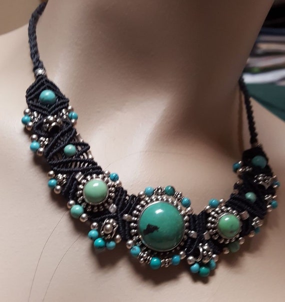 Baton Macrame Bracelet In Ruthenium Plated Silver With Green Emeralds – Tateossian London - Foto 5