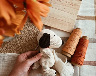 Dog Amigurumi Crochet Pattern: Beagle, the thinking dog (English, Portuguese and Spanish)