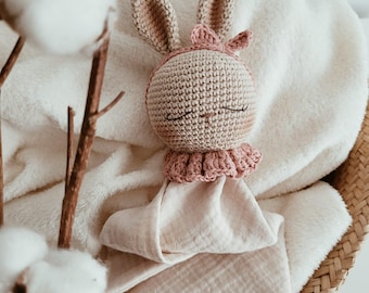 Bunny Lovey Crochet Pattern PDF: Rosie Rabbit Security Blanket (in English and Portuguese)