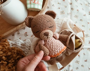 Bear Amigurumi Crochet Pattern PDF: Charlotte with Picnic Basket – Vintage Teddy Bear – Digital Download (English, Portuguese and Spanish)