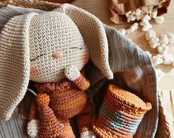 Amigurumi Bunny Crochet Pattern: Ollie the Circus Rabbit – Vintage Stuffed Animal PDF (in English (US terms), Portuguese (BR) and Spanish)