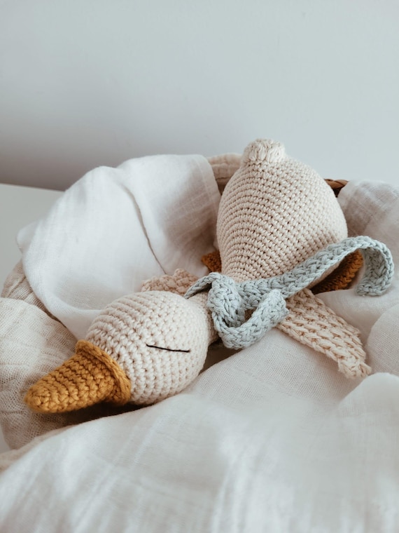 Goose Amigurumi Crochet Pattern PDF: Baby Lovey Tadeo, Security Blanket, Amigurumi Goose (in English, Portuguese, Spanish)