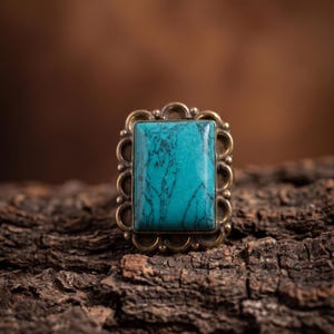 Anello rettangolare con pietra turchese, anello boho di tendenza in ottone color oro.