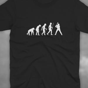 Op de afbeelding: Zwart t-shirt met een witte afbeelding van de evolutie van honkbal, van aap tot honkbalspeler. De tekst "HIGHLIGHT SPORTS" staat rechtsonder op de shirt.
