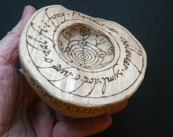 Cuenco de poemas galeses de espino: "Una ronda encontrada"