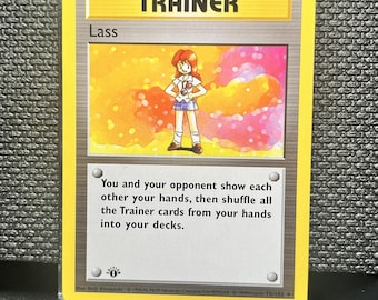 Lass Trainer Karte 75/102 – Basis-Set (Style Proxy Replica)