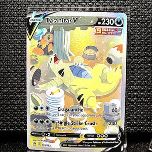 Może przedstawiać: Biały ceramiczny kubek z czarnym uchwytem i napisem "But First, Coffee" czarną, odręczną czcionką. Kubek stoi na białej powierzchni.