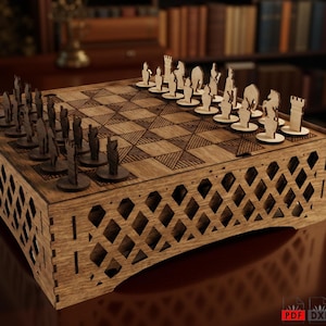 Peut inclure: Un jeu d'échecs en bois avec un design décoratif découpé au laser. L'échiquier est marron avec un motif géométrique, et les pièces sont marron clair et foncé. L'ensemble est présenté sur une surface en bois foncé.