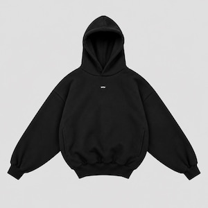 K&ouml;nnte beinhalten: Ein einfarbiger schwarzer Kapuzenpullover mit langen &Auml;rmeln, gerippten B&uuml;ndchen, einem gerippten Saum und einer ger&auml;umigen Kapuze. In der Mitte der Brust befindet sich der kleine wei&szlig;e Schriftzug WRN. Das Kleidungsst&uuml;ck besteht aus dickem Stoff.