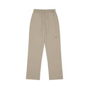 K&ouml;nnte beinhalten: Beigefarbene Jogginghose mit elastischem Bund und Kordelzug. Die Hose hat einen geraden Beinschnitt und ist mit dem kleinen, dunkel gef&auml;rbten Schriftzug "WRN" auf dem oberen linken Oberschenkelbereich des Kleidungsst&uuml;cks versehen.