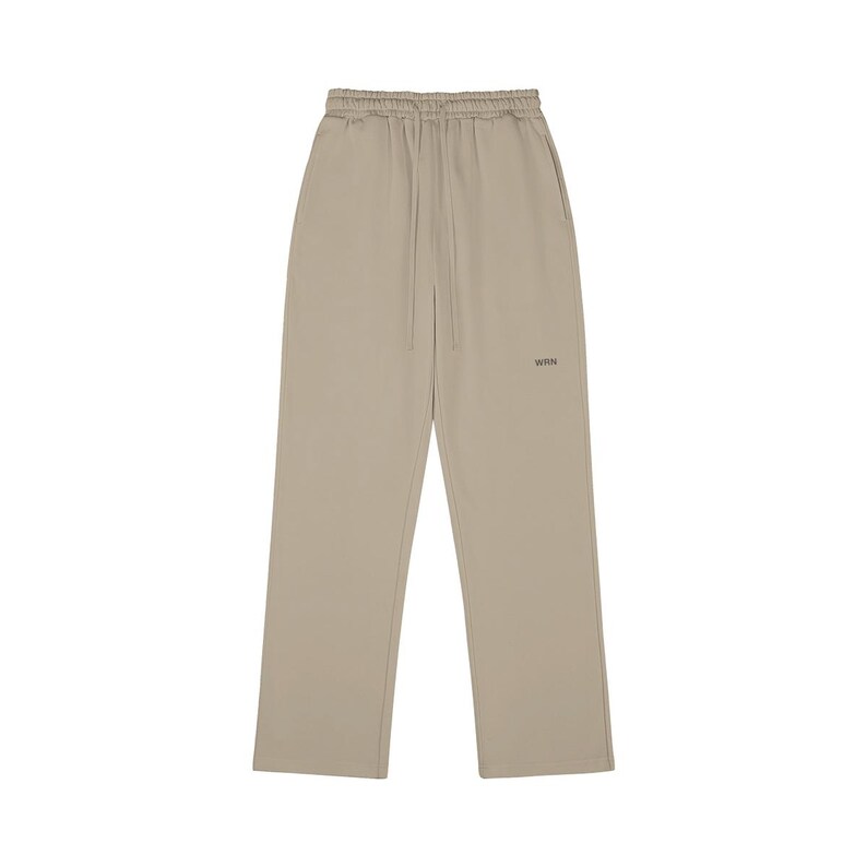 K&ouml;nnte beinhalten: Beigefarbene Jogginghose mit elastischem Bund und Kordelzug. Die Hose hat einen geraden Beinschnitt und ist mit dem kleinen, dunkel gef&auml;rbten Schriftzug "WRN" auf dem oberen linken Oberschenkelbereich des Kleidungsst&uuml;cks versehen.