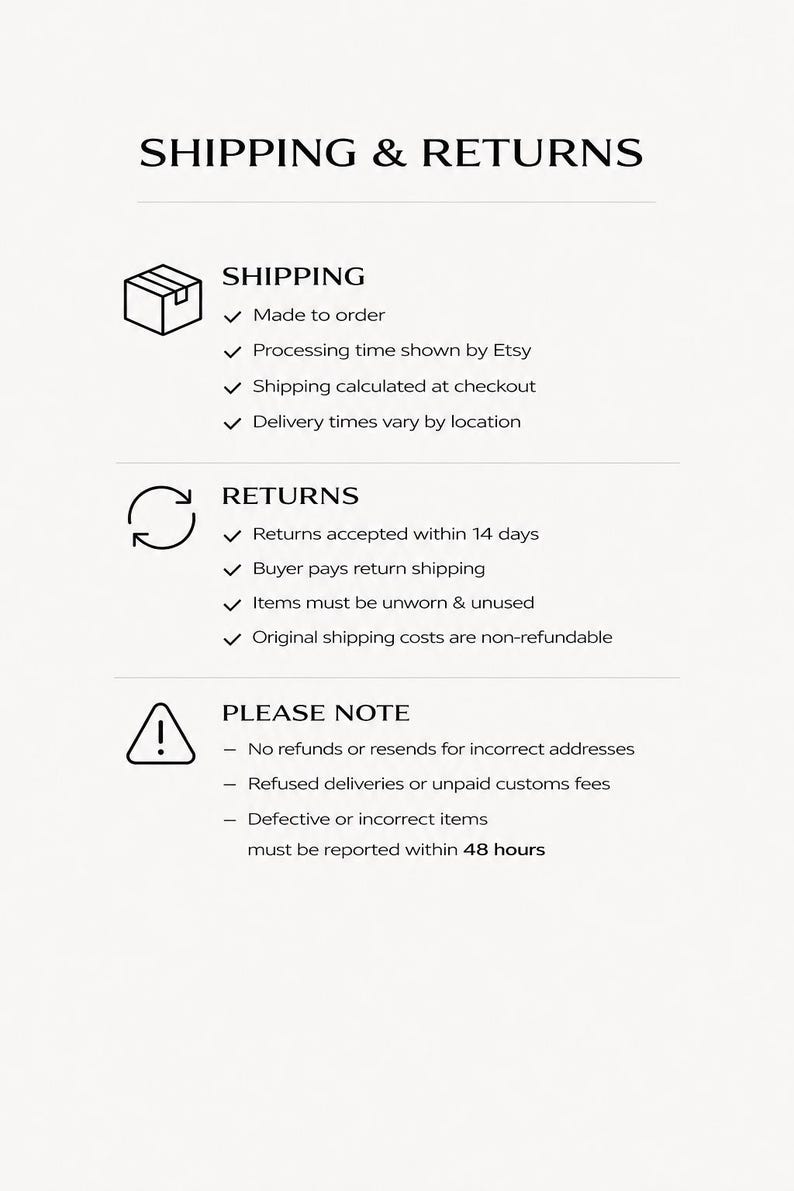 K&ouml;nnte beinhalten: Ein wei&szlig;es Informationsdokument mit dem Titel SHIPPING & RETURNS. Es enth&auml;lt drei Abschnitte mit Symbolen: eine Box f&uuml;r den Versand, einen kreisf&ouml;rmigen Pfeil f&uuml;r R&uuml;cksendungen und ein Ausrufezeichen f&uuml;r Hinweise, die die Richtlinien erl&auml;utern.