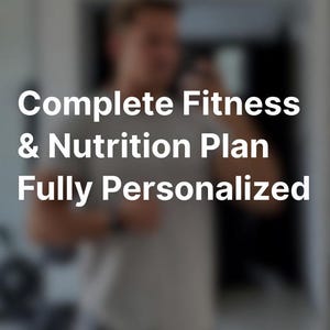 Może przedstawiać: Obraz z białym tekstem "Complete Fitness & Nutrition Plan Fully Personalized". Tło jest rozmyte, z niewyraźną osobą. Obraz promuje usługę fitness i odżywiania.