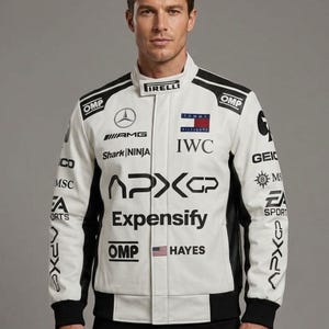 Può includere: Una giacca da corsa bianca con pannelli laterali neri e colletto alto, caratterizzata da vari loghi di sponsor tra cui Pirelli, Mercedes-AMG, Tommy Hilfiger, IWC, Shark Ninja, APXGP, Expensify, OMP, Hayes, MSC, GEICO ed EA Sports sul davanti.