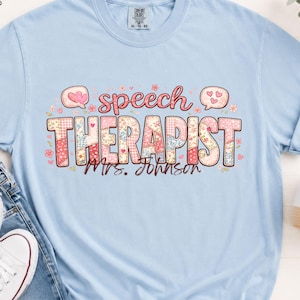 Personalisiertes Logopäden-Shirt, individuelles Logopäden-T-Shirt, Logopädie-T-Shirt mit Patchwork-Optik, Geschenk für Lehrer in Komfortfarben, T-Shirt mit Namen für Schulpersonal