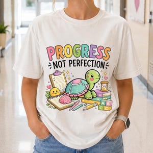 Maglietta con tartaruga "Progress Not Perfection", regalo per specialista della lettura, maglietta per coach di alfabetizzazione, maglietta per assistente sociale scolastico, maglietta per insegnante di inglese come seconda lingua