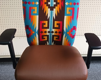 Sillas de oficina ergonómicas personalizadas, tapizadas con auténtico tejido de lana Pendleton y asiento de tela antimicrobiana lavable.